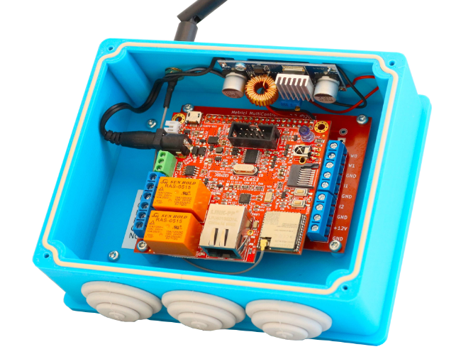 Poza cu Metrici Multicontroller cu RFID - Comunicare cu Metrici prin Ethernet si Wi-Fi, declansare de la 2 bucle inductive, poate comanda 2 bariere, are 1 interfata Wiegand, are un cititor 1 RFID